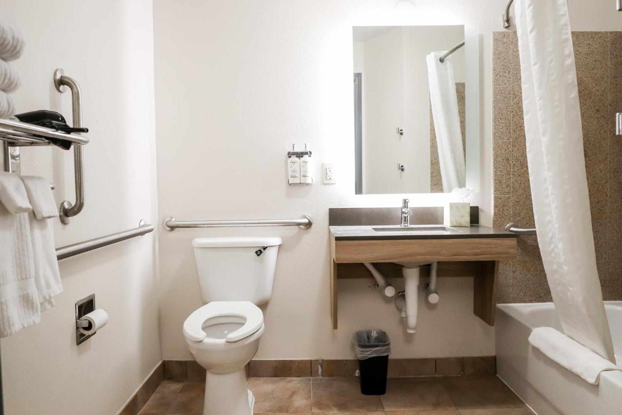 Queen Studio Suite - Mobility Access Tub/Non-Smoking